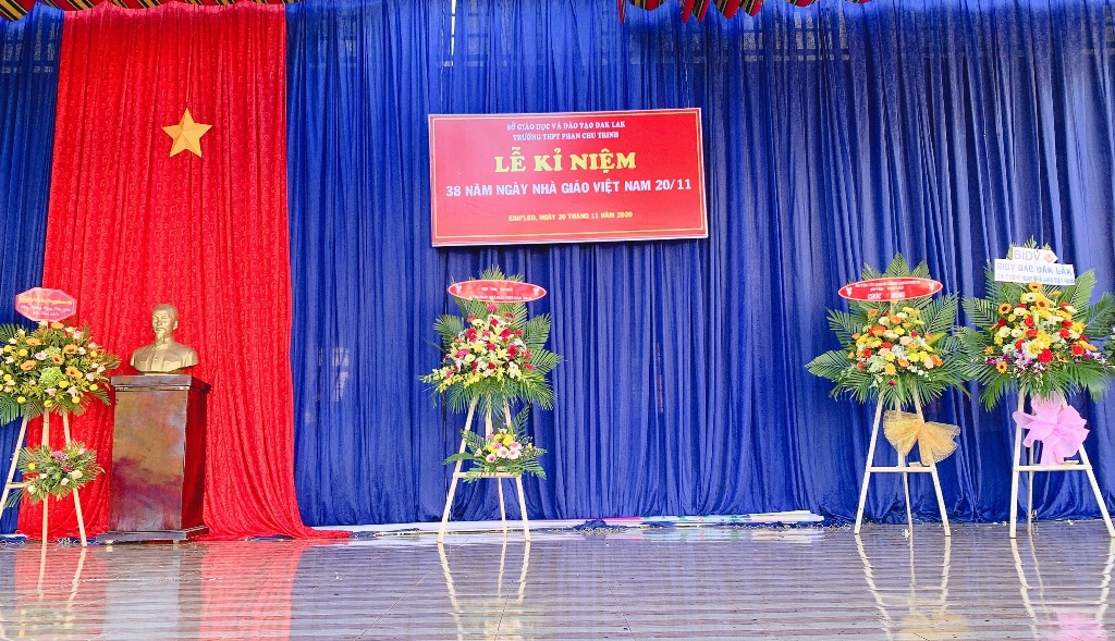 LỄ KỶ NIỆM 38 NĂM NGÀY NHÀ GIÁO VIỆT NAM 20-11-2020 - Trường THPT Phan Chu  Trinh